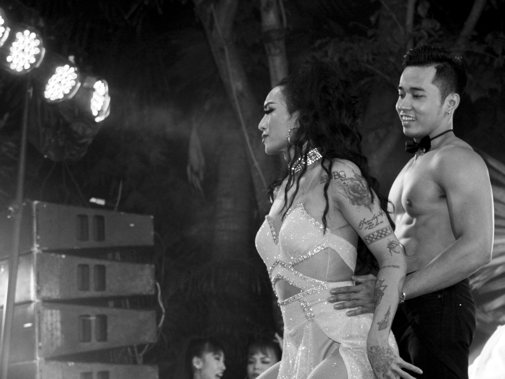 BB Trần diện váy xẻ cao, khoe vũ đạo nóng bỏng trong buổi tiệc dành cho cộng đồng LGBT - Tin sao Viet - Tin tuc sao Viet - Scandal sao Viet - Tin tuc cua Sao - Tin cua Sao