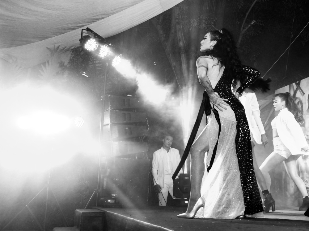 BB Trần diện váy xẻ cao, khoe vũ đạo nóng bỏng trong buổi tiệc dành cho cộng đồng LGBT - Tin sao Viet - Tin tuc sao Viet - Scandal sao Viet - Tin tuc cua Sao - Tin cua Sao