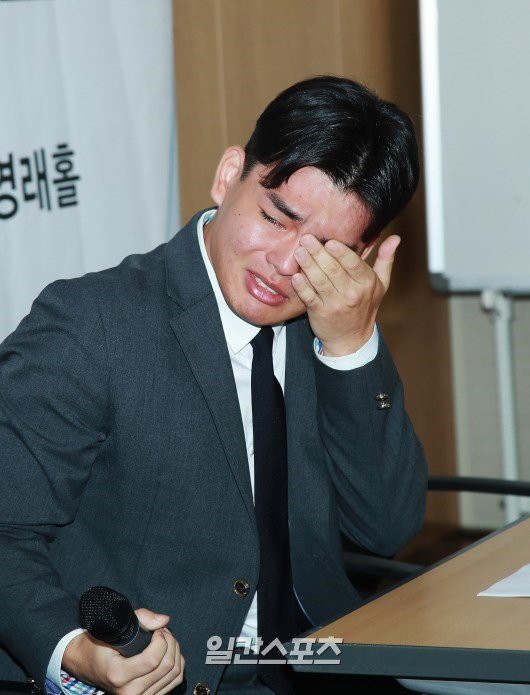 
Lee Seokcheol đã bật khóc khi kể lại sự việc.