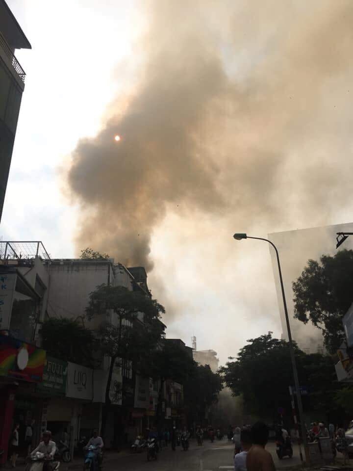 Hà Nội: Căn nhà 6 tầng cháy lớn nghi do thắp hương cúng đầu tháng
