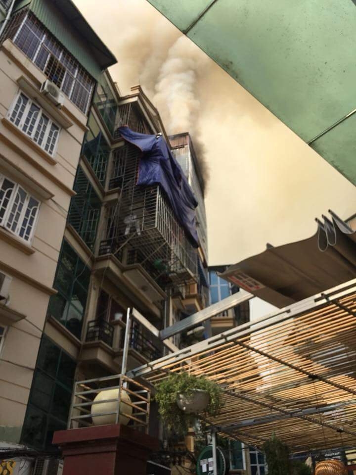 Hà Nội: Căn nhà 6 tầng cháy lớn nghi do thắp hương cúng đầu tháng
