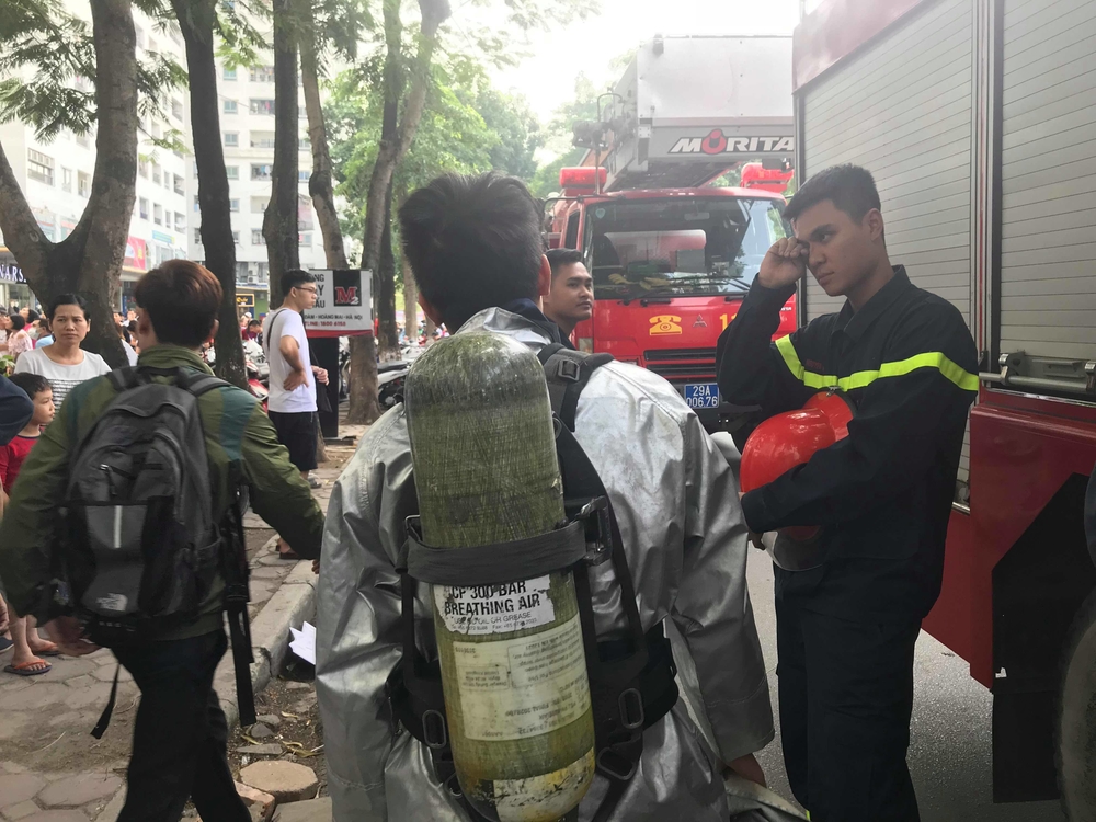 Hà Nội: Cháy tầng 31 chung cư giữa trưa, hàng trăm người dân hoảng loạn bỏ chạy
