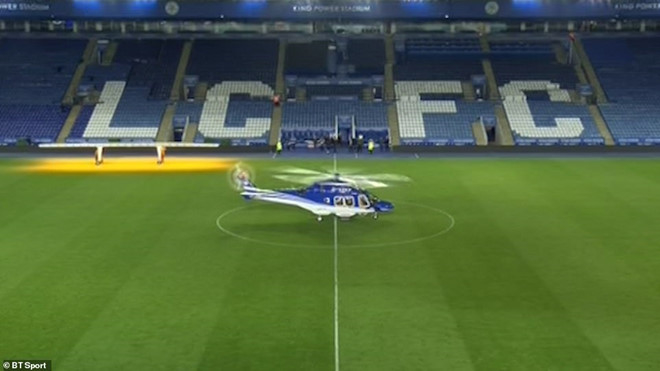 
Hình ảnh chiếc trực thăng chở tỷ phú Vichai trước khi cất cánh và gặp tai nạn thảm khốc sau trận đấu giữa Leicester City và West Ham thuộc vòng 10 Ngoại hạng Anh.