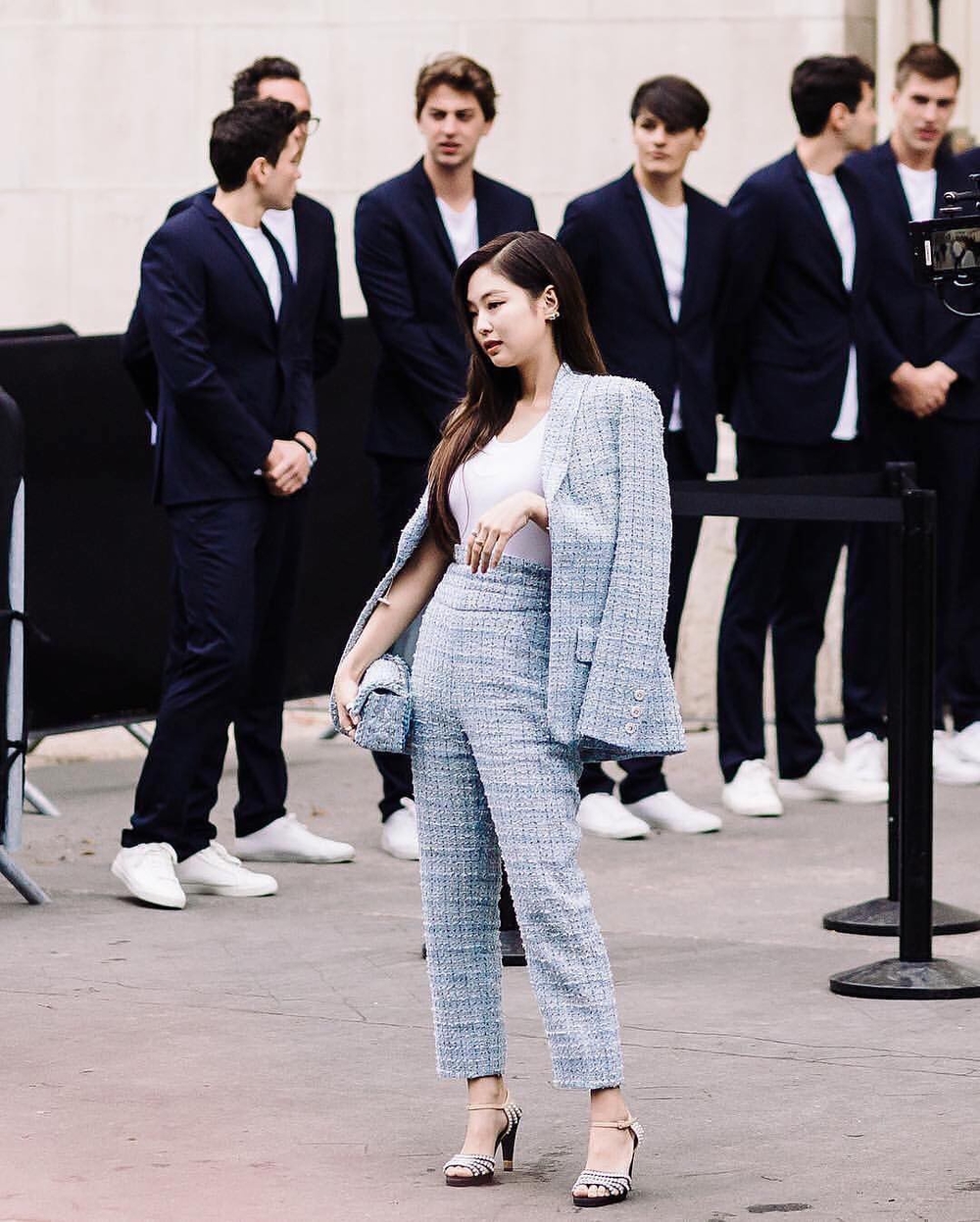 Diện lại bộ cánh của Jennie (BLACK PINK), Phí Phương Anh vẫn khí chất ngời ngời ở Seoul Fashion Week
