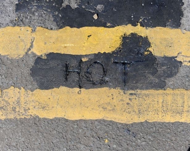 
Vào năm ngoái tại Anh, nhựa đường chảy ra "nhão nhoẹt" tới mức người ta viết cả chữ "hot" lên mặt đường nhựa ở phố Duke, thành phố Castlefield 
