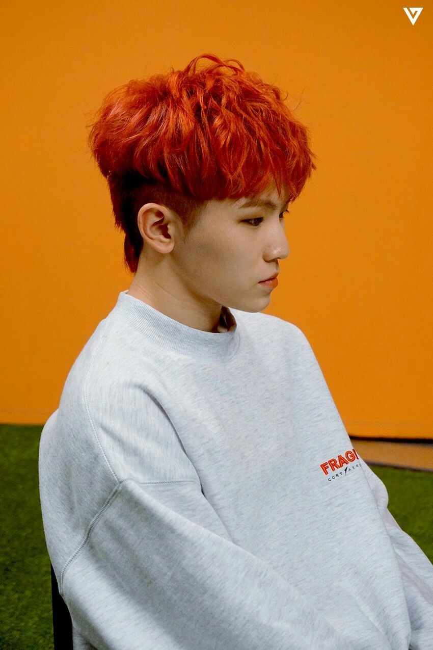 
Woozi từ nhóm nhạc nam đang yêu SEVENTEEN lại có cách chọn lựa khác biệt với gam màu cam đỏ đậm bắt mắt hơn, tôn bật làn da trắng hồng.