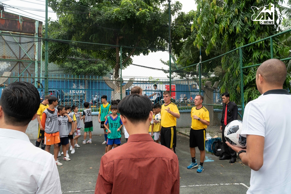 
Một buổi đá bóng được tổ chức cho các em ở làng trẻ em SOS.