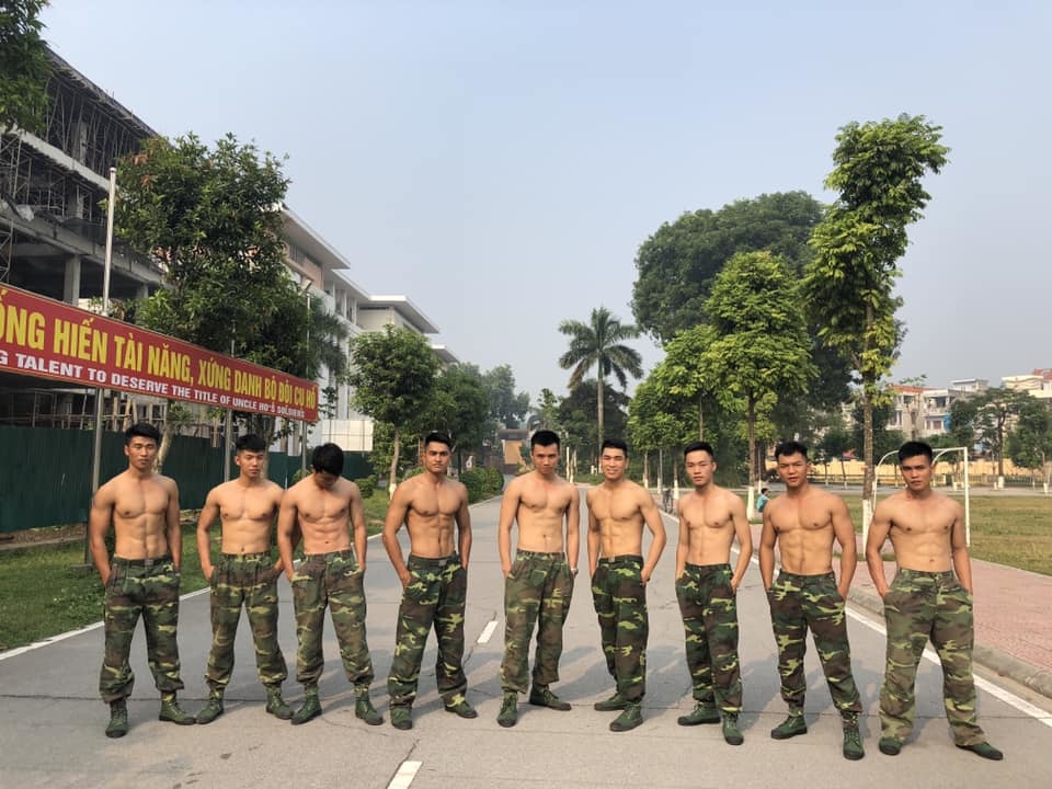 
Những chàng lính sở hữu thể hình khỏe khoắn, cơ bụng 6 múi - Ảnh: Internet
