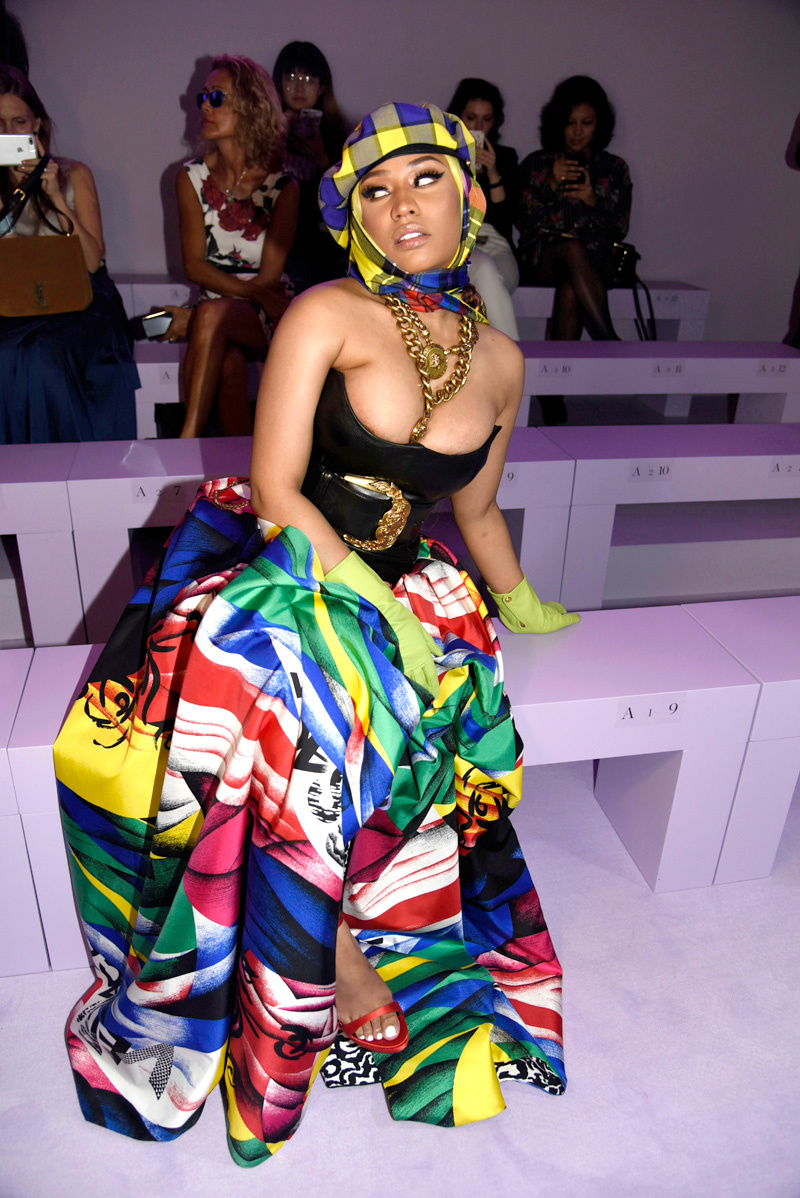 
Nicki Minaj lại xuất hiện tại dự show thời trang của chính thương hiệu Ý  vừa qua tại Milan Fashion Week 2018 với cùng một chiếc váy. Nữ ca sĩ kết hợp cùng áo cúp ngực và chiếc dây nịt mặt kim loại sang trọng, tạo nên điểm nhấn khá độc đáo cho tổng thể set đồ.