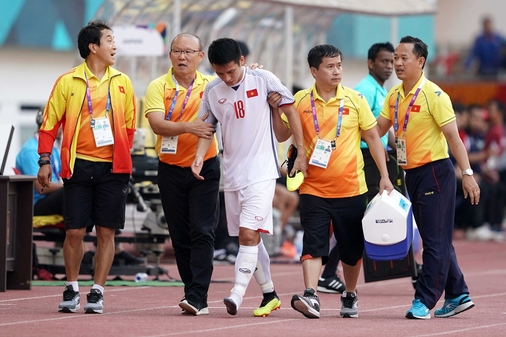 
Chấn thương của Dũng ảnh hưởng rất nhiều đến tham vọng vào chơi trận chung kết ASIAD 2018 của Olympic Việt Nam.