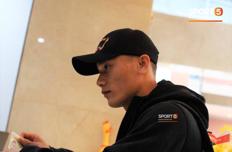 
Thủ thành người Thanh Hóa tỏ ra vô cùng mệt mỏi sau khi di chuyển quãng đường dài từ Quảng Nam ra Hà Nội. Được biết, Tiến Dũng chính là cầu thủ tập trung cuối cùng trong danh sách 30 tuyển thủ được triệu tập cho AFF Cup 2018.