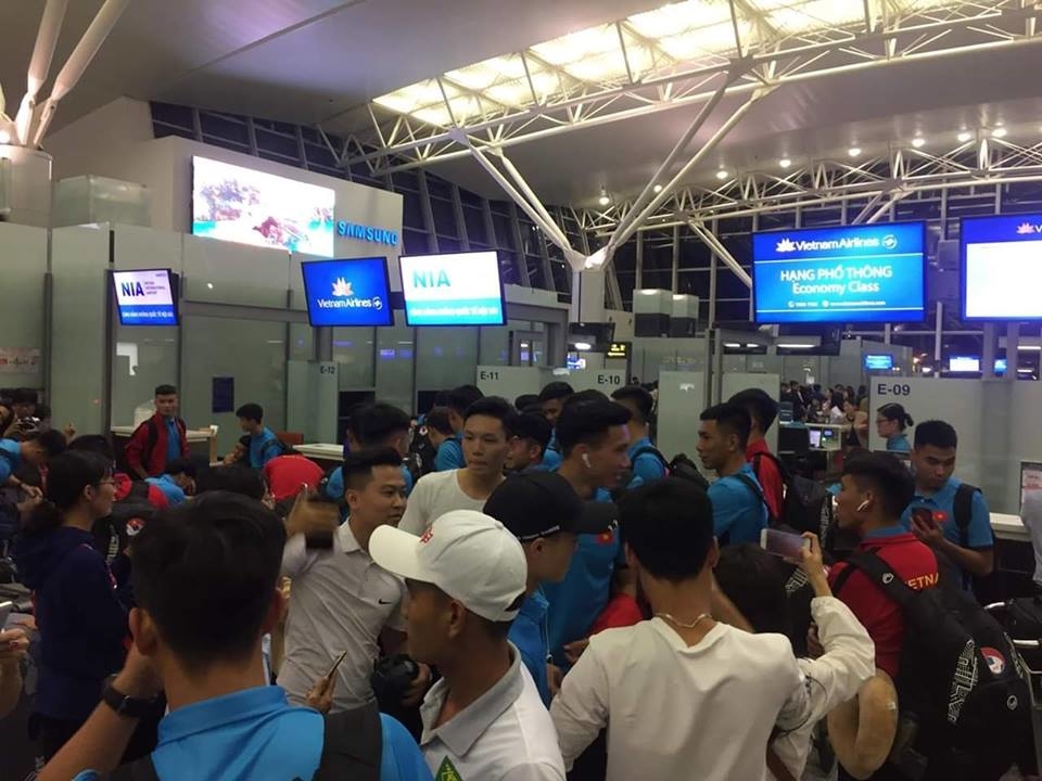 Chùm ảnh: Đội tuyển Việt Nam lên đường sang Hàn Quốc tập huấn chuẩn bị AFF Cup