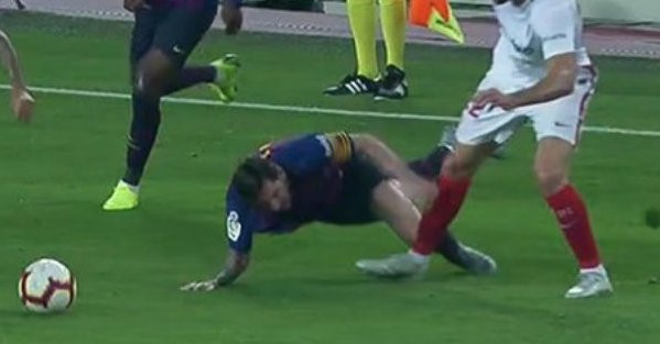 
Tình huống Messi gặp chấn thương khi tiếp đất bằng tay phải.