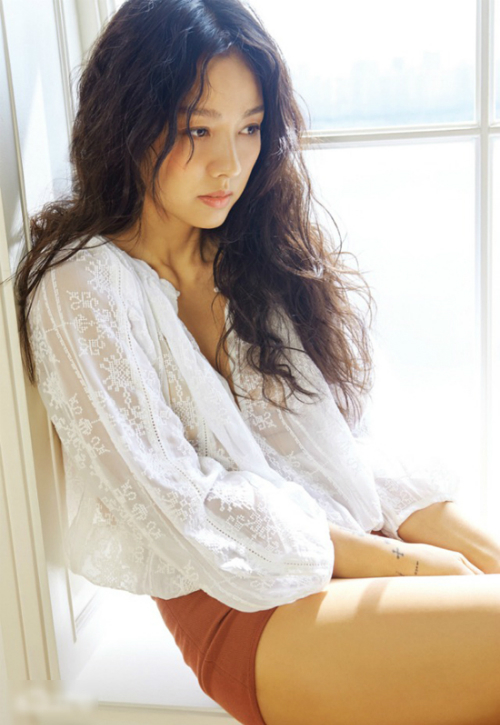 
Ở những góc nghiêng, Lee Hyo Ri vẫn đẹp nổi trội, mang đậm vẻ sắc sảo, cá tính riêng nếu so với các nữ thần K-pop.