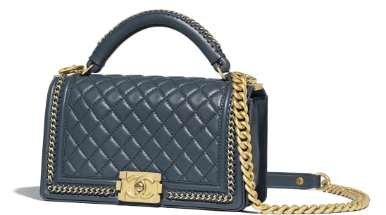 
Thêm một chiếc túi xách khác với gam màu xanh khá cổ điển, lạ mắt cũng được Hòa Minzy "tậu" từ thương hiệu Chanel, item này có giá 6.400 USD, tương đương 148,8 triệu đồng.