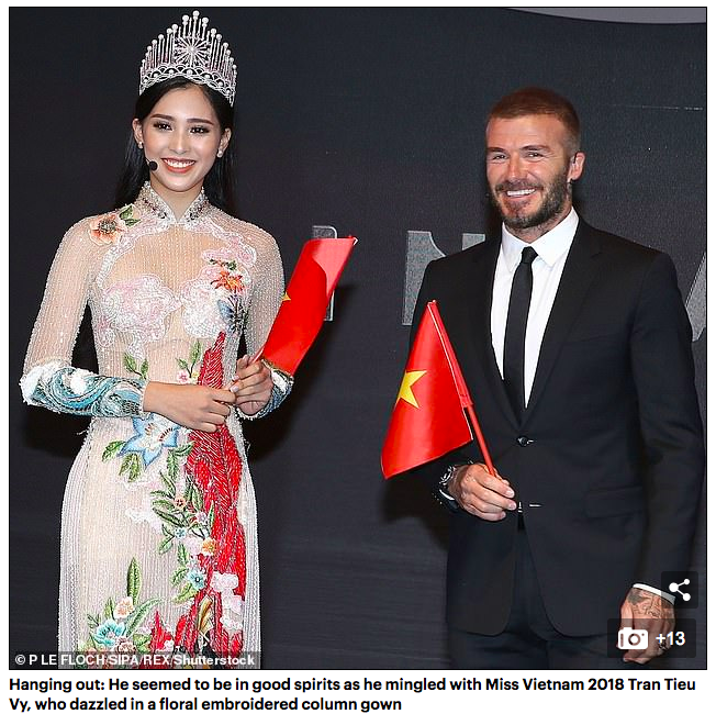 
Trang báo Daily Mail đăng hình ảnh David Beckham bên Hoa hậu Tiểu Vy cùng chú thích: "Anh trông rất vui vẻ khi đứng cùng Hoa hậu Việt Nam 2018 Trần Tiểu Vy, cô rất lộng lẫy trong bộ váy thêu hoa". - Tin sao Viet - Tin tuc sao Viet - Scandal sao Viet - Tin tuc cua Sao - Tin cua Sao