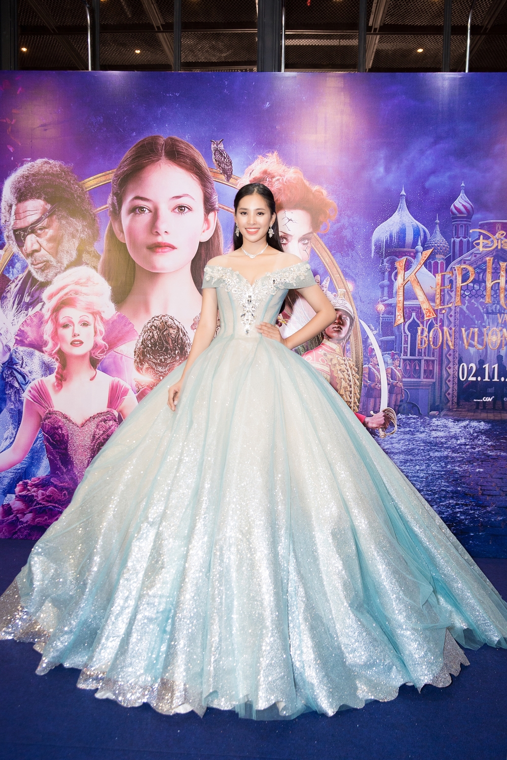 Hoa hậu Trần Tiểu Vy diện váy khổng lồ hóa công chúa, khoe sắc đẹp 