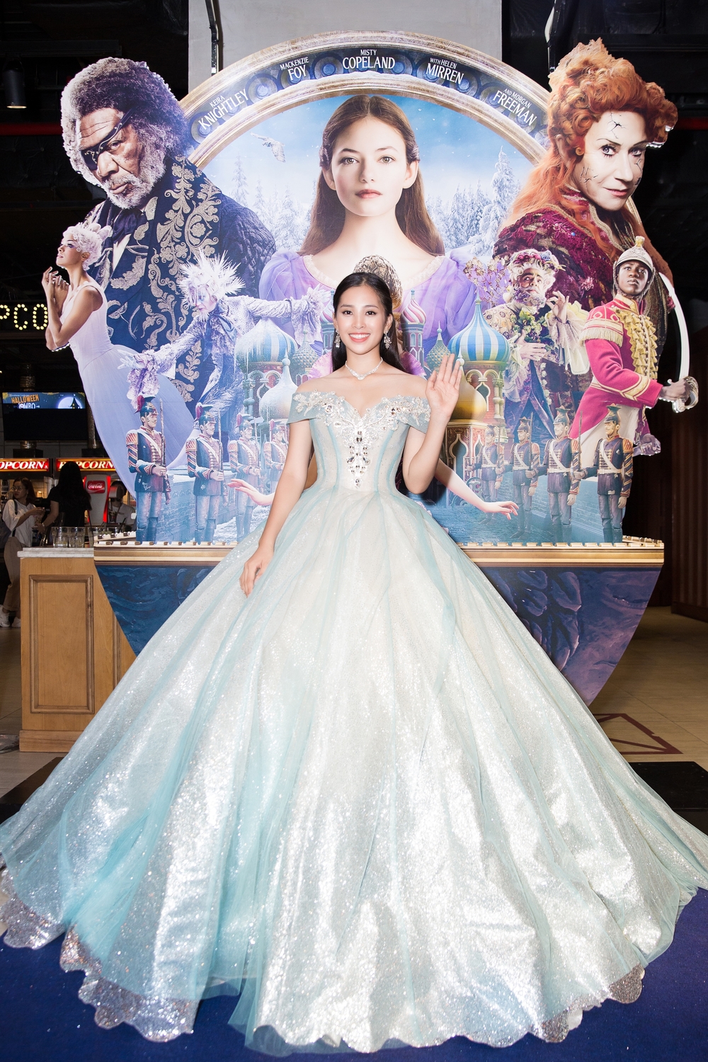 Hoa hậu Trần Tiểu Vy diện váy khổng lồ hóa công chúa, khoe sắc đẹp 