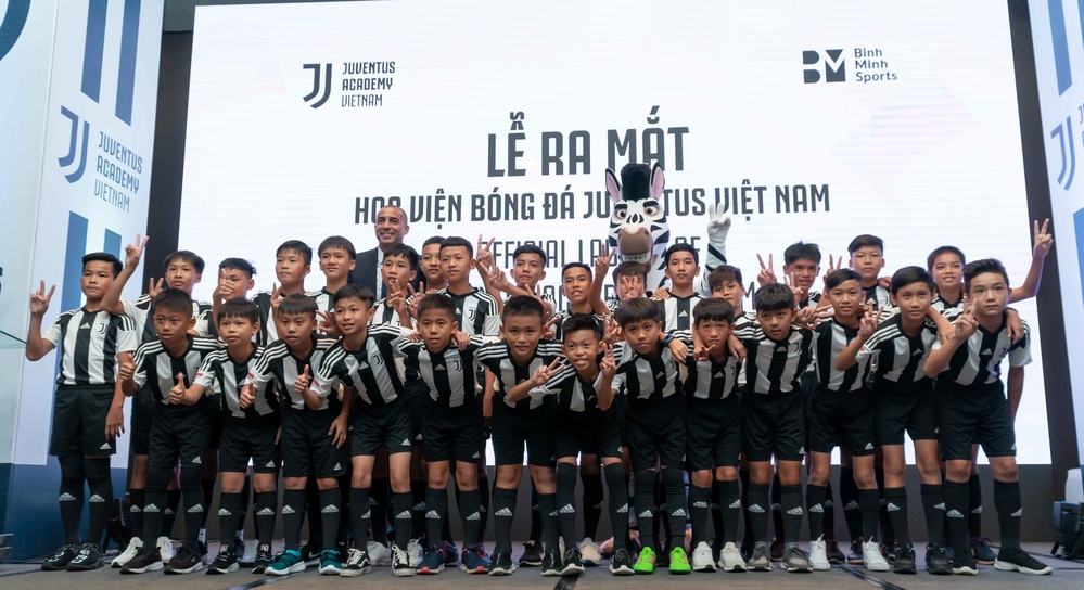 
David Trezeguet chụp hình chung với các cầu thủ thuộc lứa đầu tiên của học viện bóng đá Juventus tại Việt Nam.