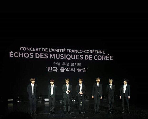 BTS vinh dự trình diễn tại Pháp và chụp ảnh vui vẻ bên cạnh tổng thống Hàn Quốc và Đệ nhất phu nhân