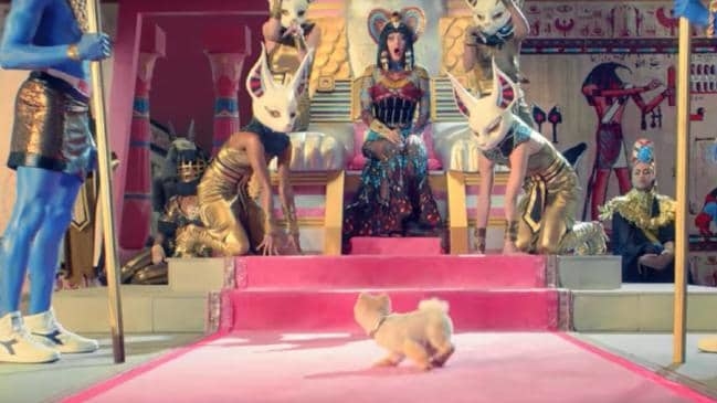 
Trước đó, JiffPom còn vinh dự góp mặt trong hit MV Dark Horse của Katy Perry