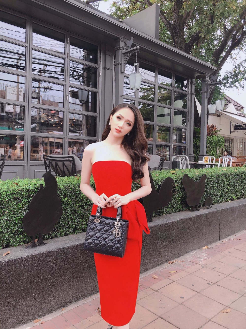 Hoa hậu Hương Giang diện váy trễ nải, đeo trang sức hơn 1 tỷ đồng dự sự kiện