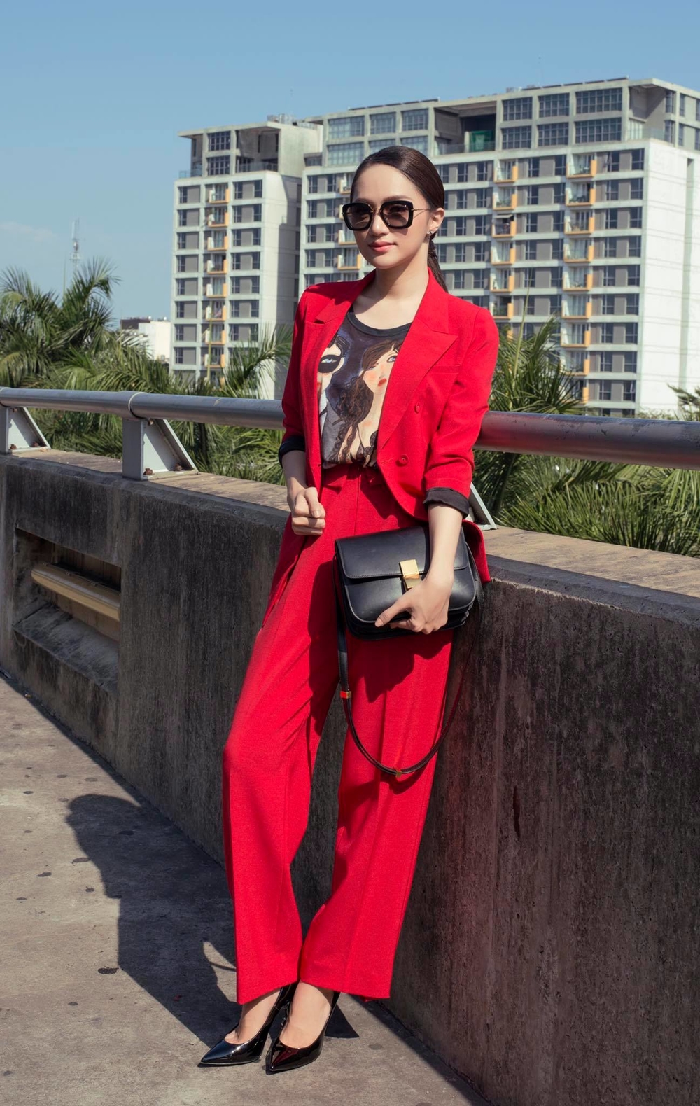 Hoa hậu Hương Giang diện váy trễ nải, đeo trang sức hơn 1 tỷ đồng dự sự kiện