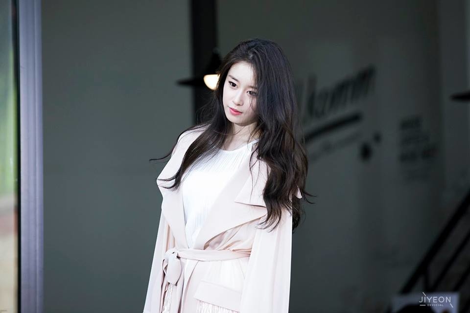 
Với kiểu tóc dài uốn xoăn gợn nhẹ ở phần đuôi cùng tông trang điểm với son hồng hơn một chút, Jiyeon đã đẹp như thế này đây.