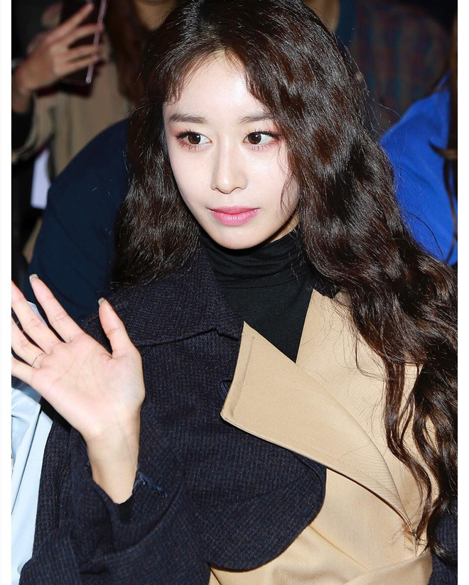 
Dường như kiểu trang điểm và làm tóc lần này lại không làm tô điểm thêm cho nhan sắc quyến rũ của Jiyeon.