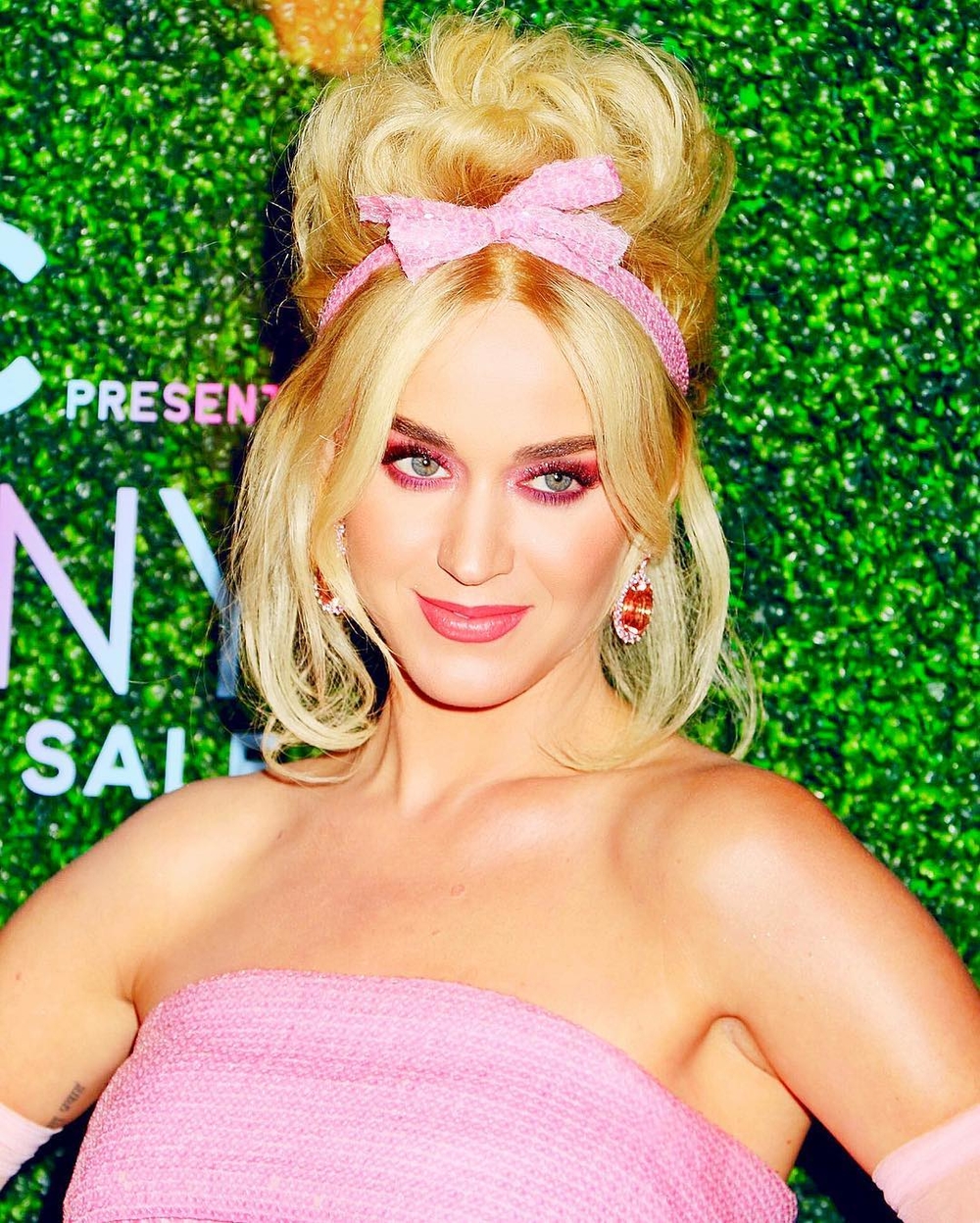 Lâu lắm mới diện sắc hồng, Katy Perry vẫn khiến fan 
