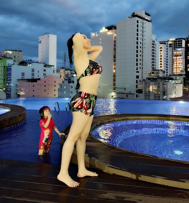 
Tuy diện bikini vô cùng nóng bỏng nhưng Phi Nhung lại không hề phản cảm trên thước ảnh này.