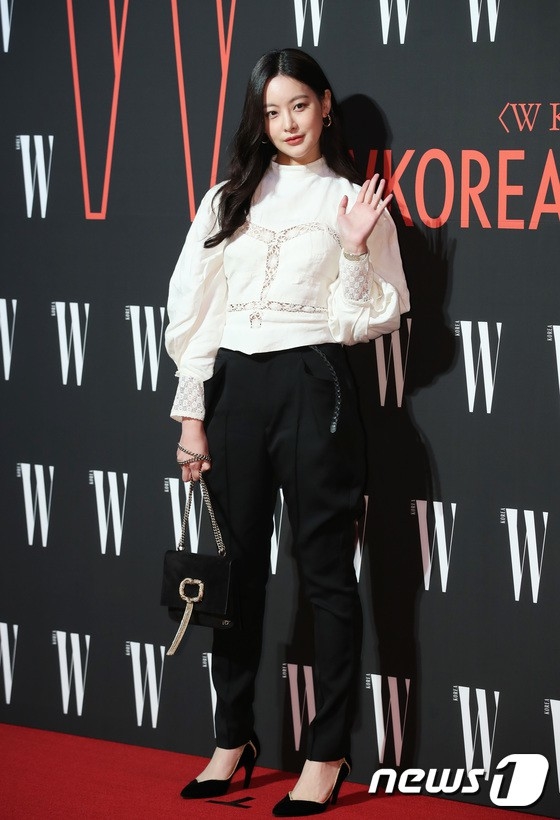 
Oh Yeon Seo - bạn gái Kim Bum - cũng bị "ném đá" vì bộ trang phục đi sự kiện như làm công sở.