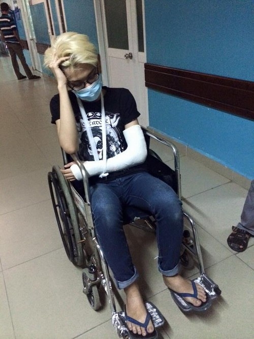 
Đào Bá Lộc bị gãy tay vì tai nạn giữa đêm khuya.