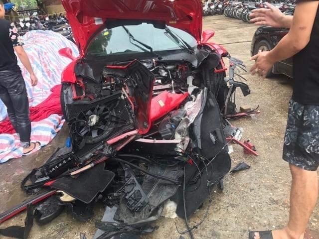 
Chiếc siêu xe màu đỏ bị đâm bẹp dí phần đầu.