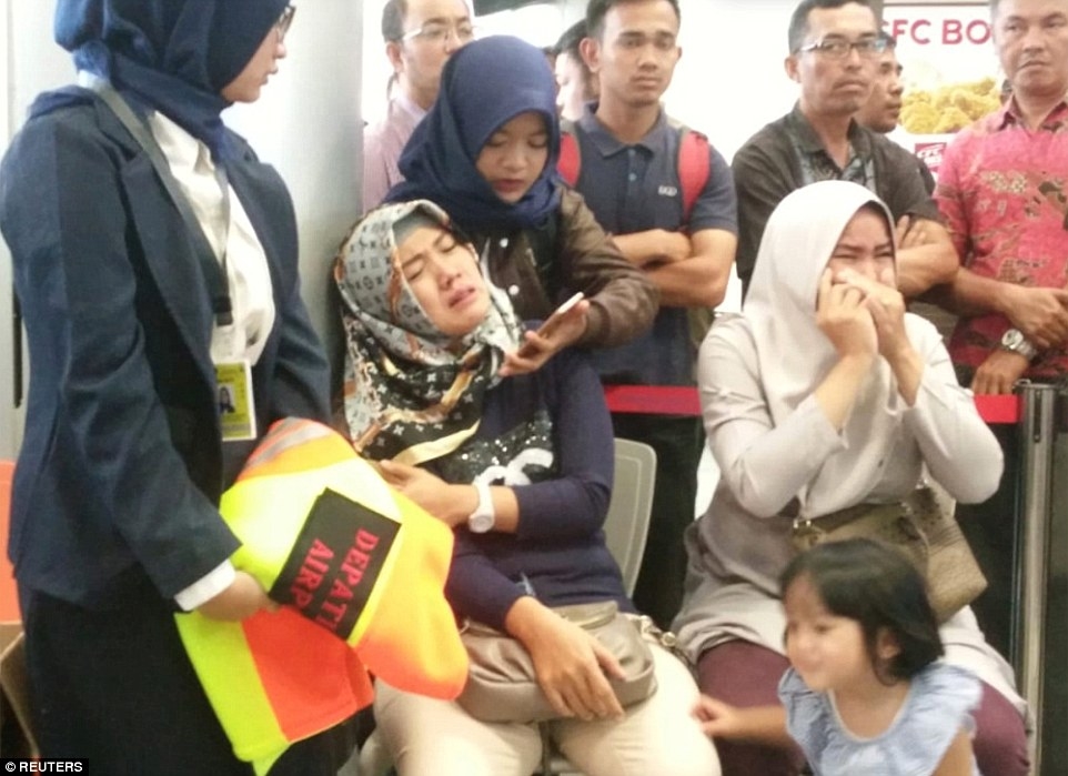 Người thân khóc ngất khi giới chức Indonesia xác nhận không còn ai sống sót trong vụ máy bay rơi