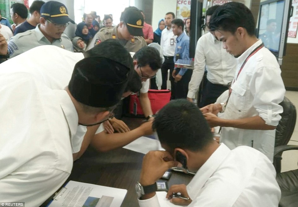 
Nhân viên Lion Air tại sân bay Depati Amir ở Pangkal Pinang kiểm tra danh sách hành khách trên chuyến bay JT610