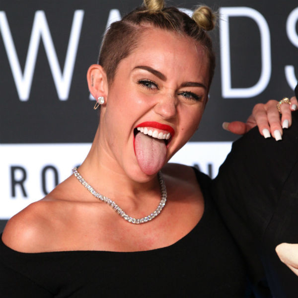 Sửng sốt với những ca bảo hiểm cơ thể giá trên trời của sao: bảo hiểm lưỡi của Miley hơn 23 tỷ đồng!