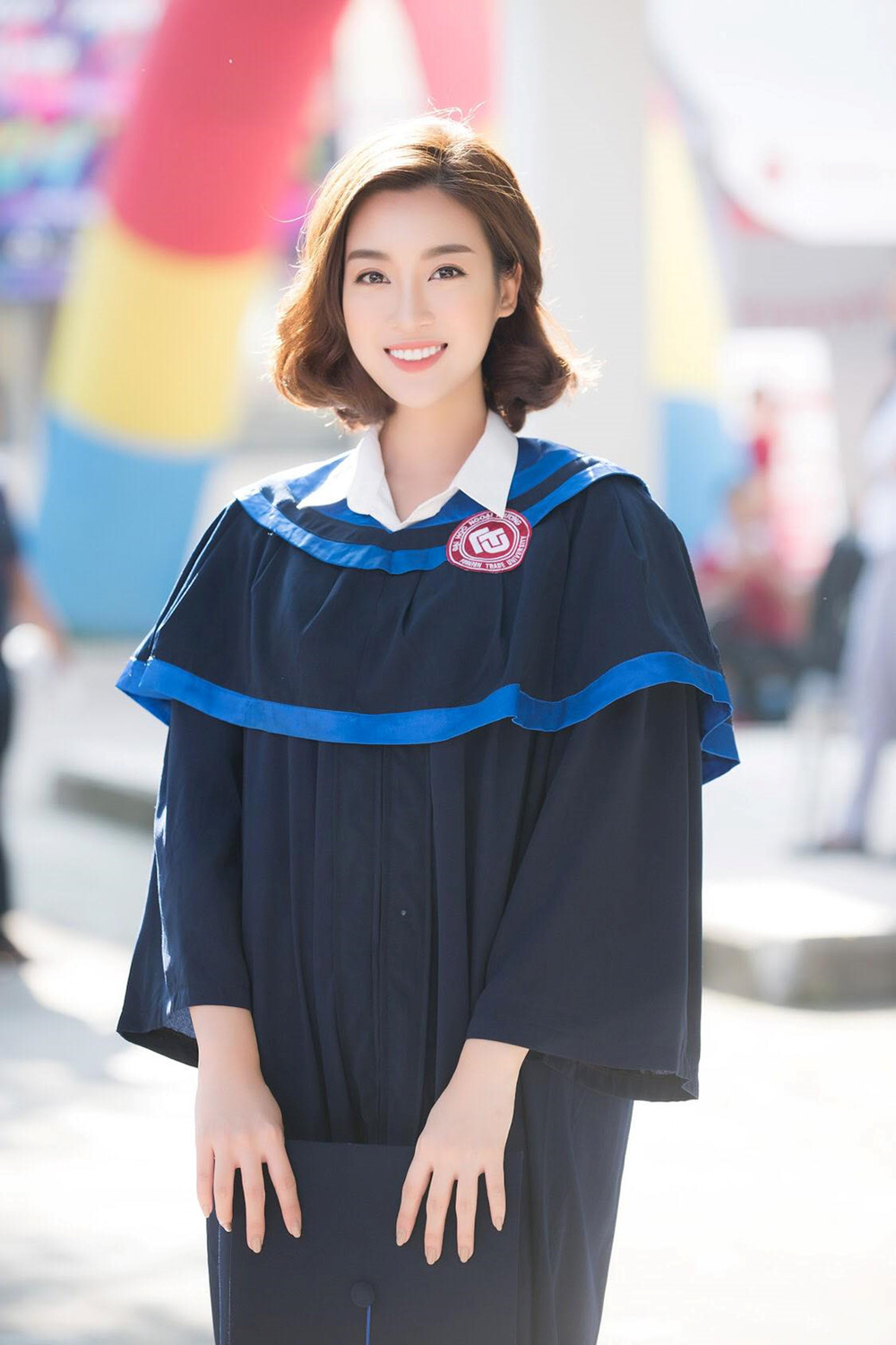 
Cách đây không lâu, người đẹp đã chính thức tốt nghiệp đại học trước khi kết thức nhiệm kỳ của 1 Hoa hậu.