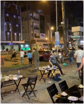 Ngồi ăn giữa trung tâm Sài Gòn, nam thanh niên bị nhóm người khống chế 