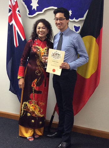 
Nguyễn Việt Hùng cùng mẹ ruột trong ngày được công nhận trở thành công dân Australia ở tuổi 25 - Ảnh: Internet