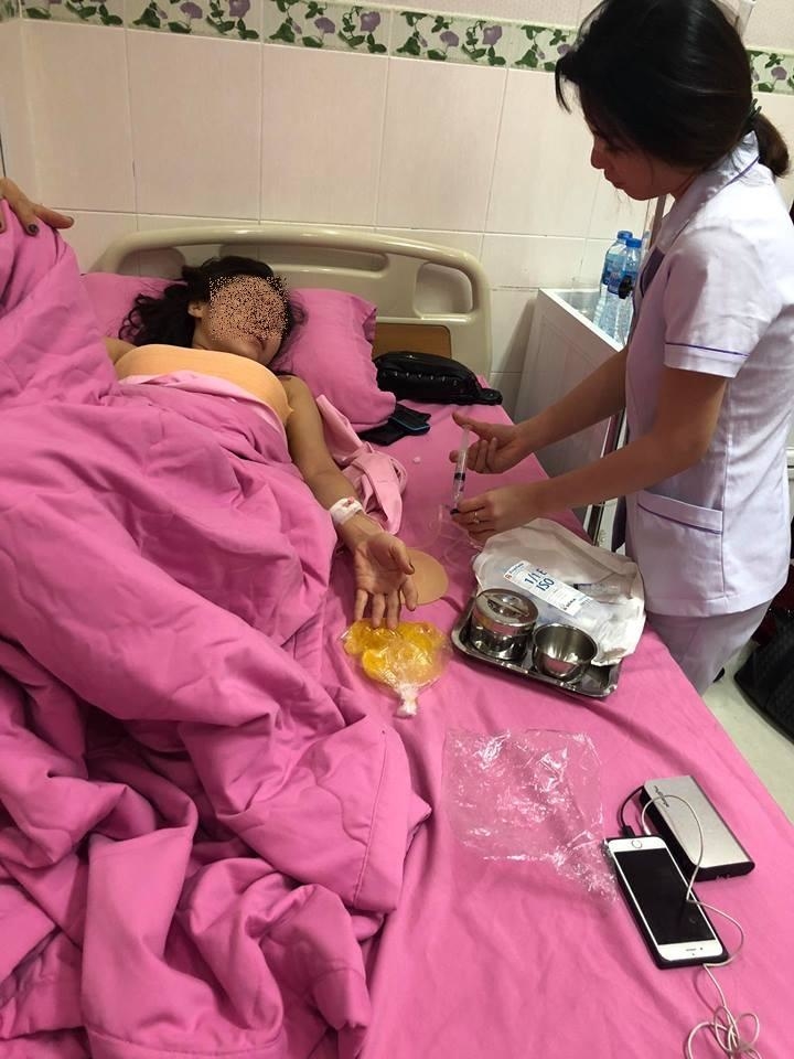 
Ivy Trần hiện đang điều trị tại bệnh viện thẩm mỹ.