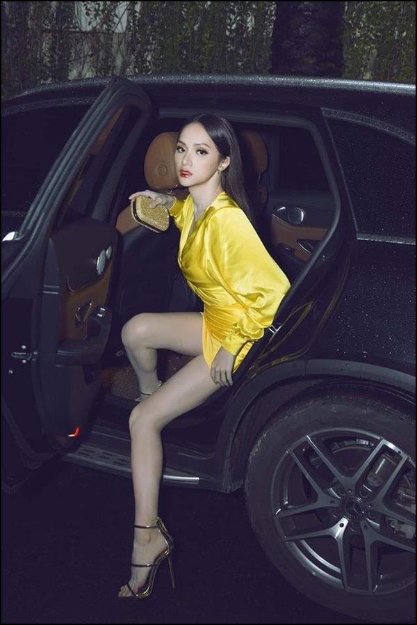 
Ngay cả khi diện chiếc đầm bó sát màu vàng này cũng không làm khó được Hương Giang với màn xuống xe siêu sang chảnh.