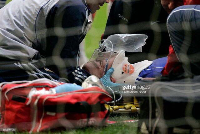 
Cựu đội trưởng CLB Chelsea từng rơi vào trạng thái ngừng thở, bất tỉnh và bị mất trí nhớ tạm thời sau cú vào bóng của Diaby ở trận gặp Arsenal tại Carling Cup mùa giải 2006/07.​ 