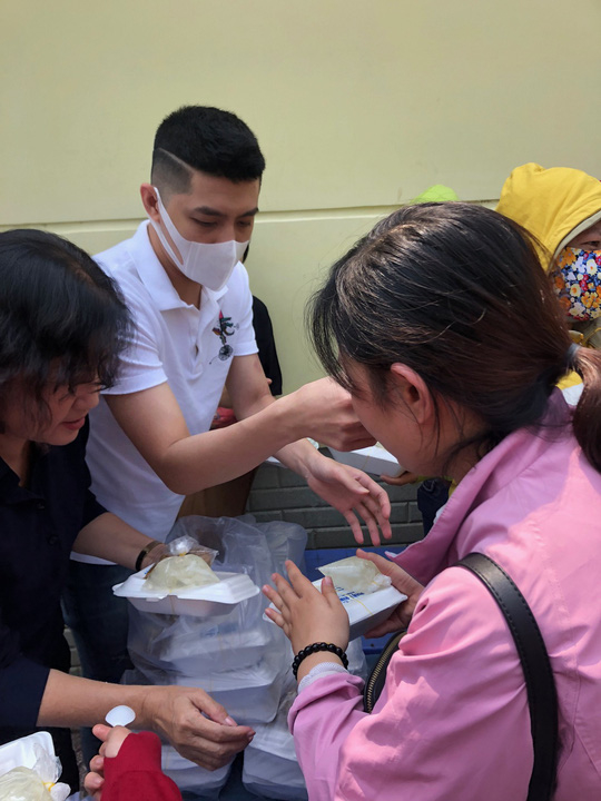 
Noo Phước Thịnh phát cơm cho bệnh nhân nghèo tại bệnh viện.