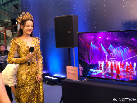 
Địch Lệ Nhiệt Ba tươi cười rạng rỡ tại hậu trường lễ trao giải Kim Ưng.