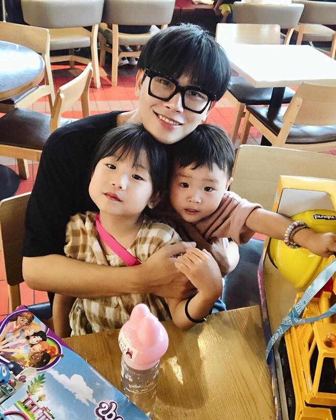 
Kim Jae Han và 2 người con của mình.
