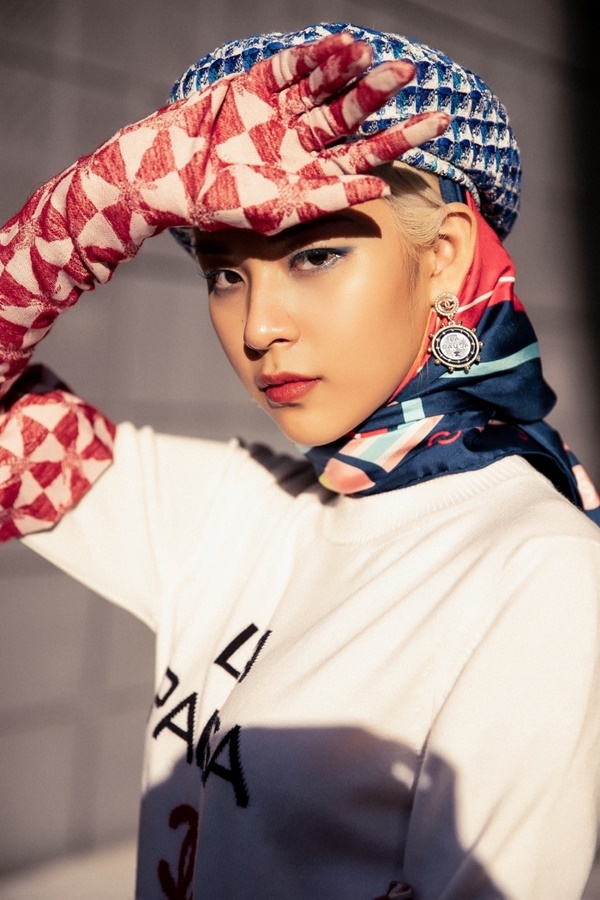 Diện lại bộ cánh của Jennie (BLACK PINK), Phí Phương Anh vẫn khí chất ngời ngời ở Seoul Fashion Week
