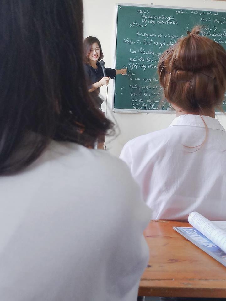 
Loạt ảnh chụp lén cô giáo xinh đẹp được diễn đàn chia sẻ - Ảnh: Internet
