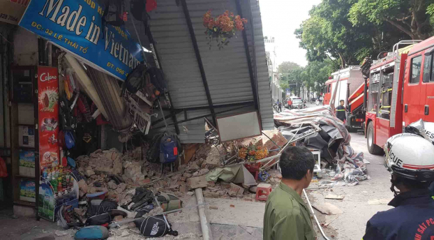 Hà Nội: Tường nhà cạnh hồ Gươm bất ngờ đổ sập khiến nhiều người hoảng hồn