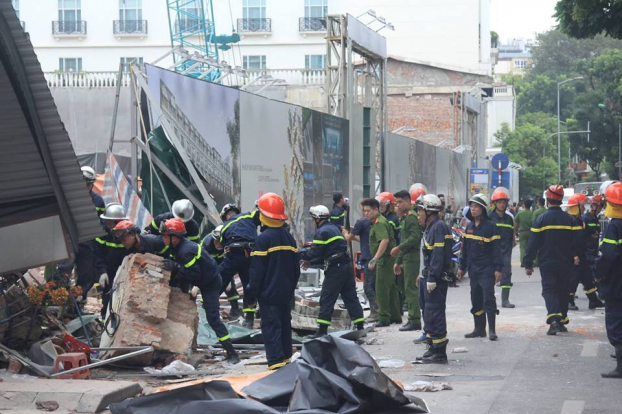 Hà Nội: Tường nhà cạnh hồ Gươm bất ngờ đổ sập khiến nhiều người hoảng hồn